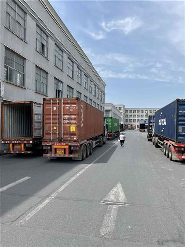 今天周六,集裝箱還在排隊(duì)發(fā)貨,廠門口都停滿